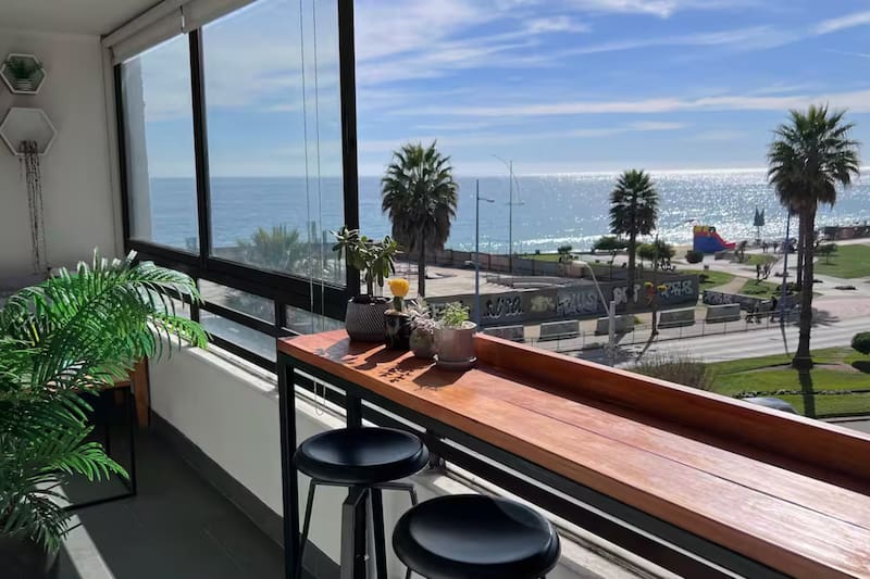 Este bello espacio permite disfrutar del show pirotécnico de Año Nuevo sobre el mar desde la comodidad de su balcón. Créditos: Airbnb.