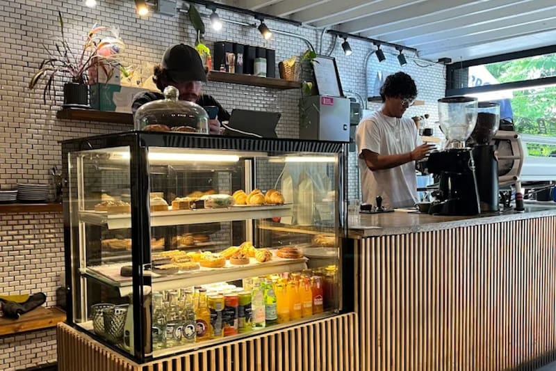 Se encuentra emplazada en el Barrio Huelén, Providencia.
Créditos: Google Maps.