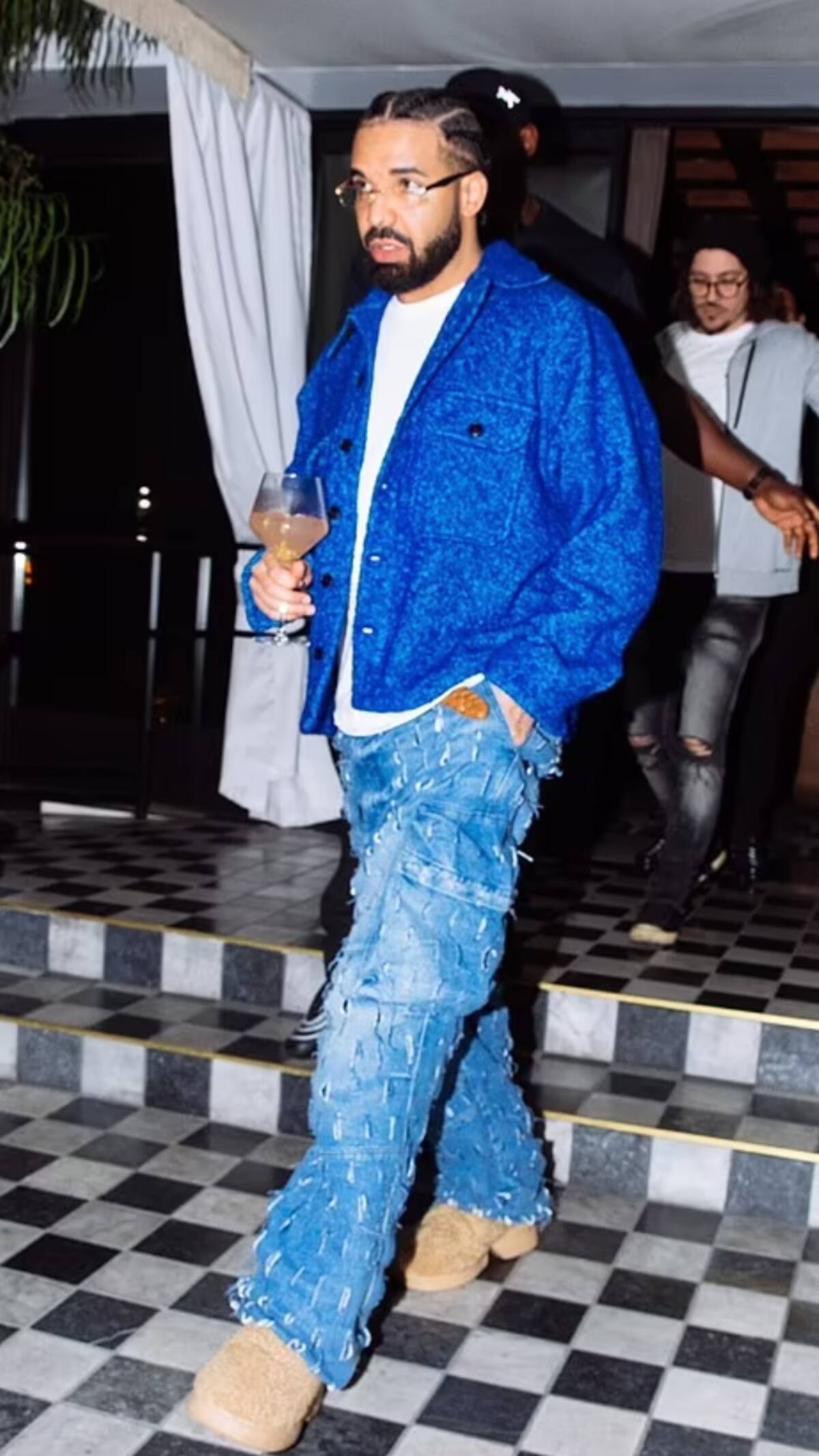 El rapero canadiense saliendo de la misma fiesta en la que se encontraba Shakira