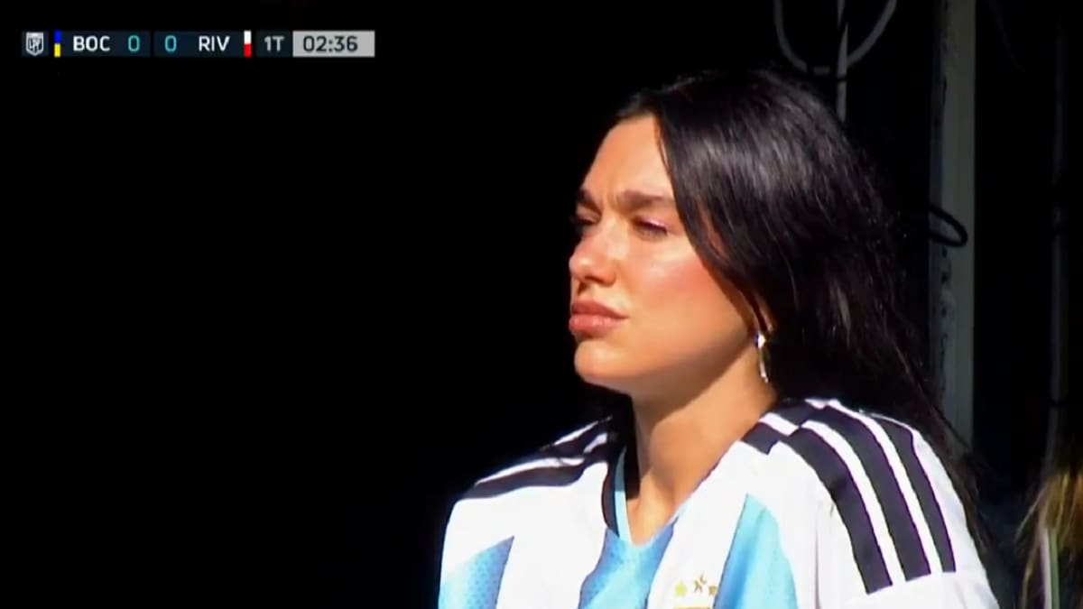 VIDEO | ¿Hincha de Boca o River? Dua Lipa llegó a La Bombonera para el Superclásico Argentino