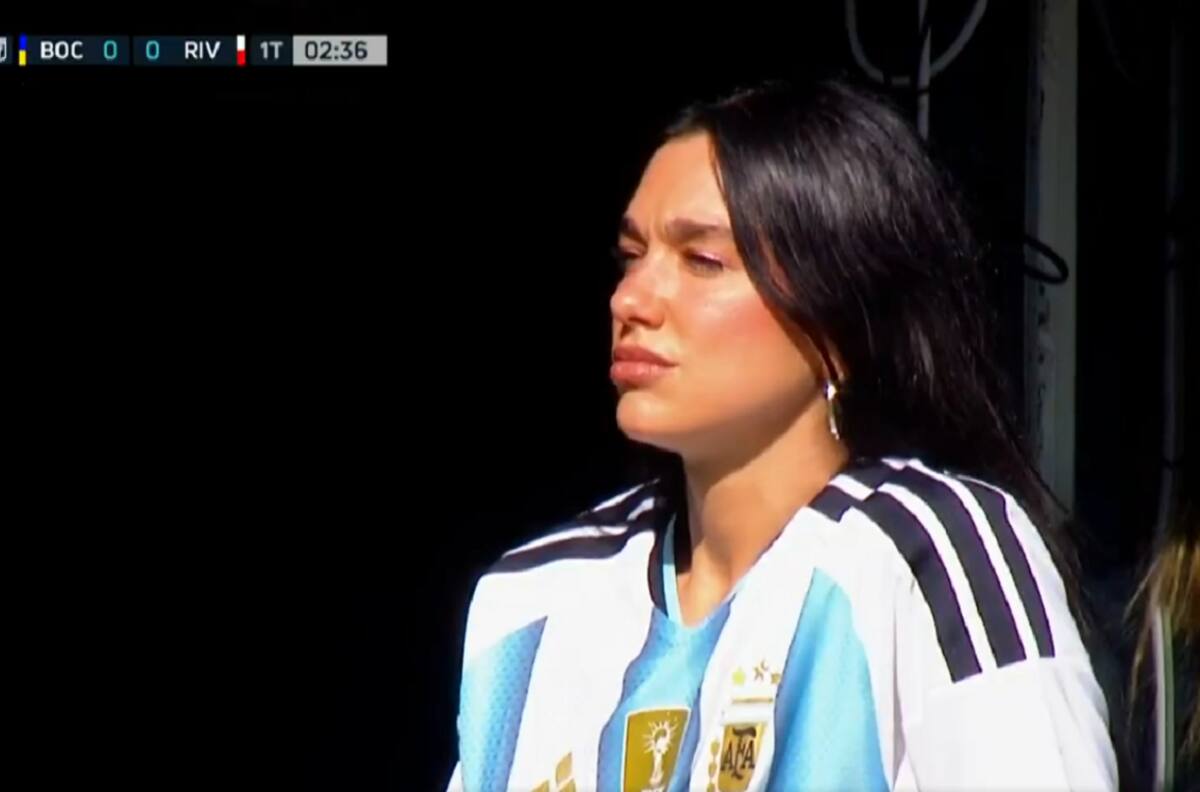 VIDEO | ¿Hincha de Boca o River? Dua Lipa llegó a La Bombonera para el Superclásico Argentino