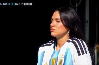 VIDEO | ¿Hincha de Boca o River? Dua Lipa llegó a La Bombonera para el Superclásico Argentino