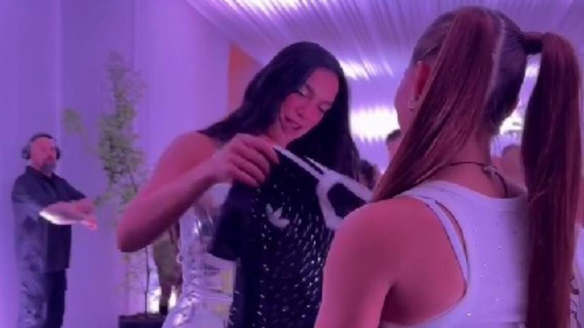 VIDEO | Dua Lipa recibió la camiseta de Colo Colo en su presentación en Chile y así reaccionó