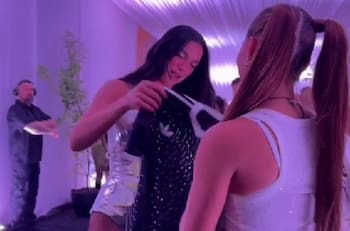 VIDEO | Dua Lipa recibió la camiseta de Colo Colo en su presentación en Chile y así reaccionó