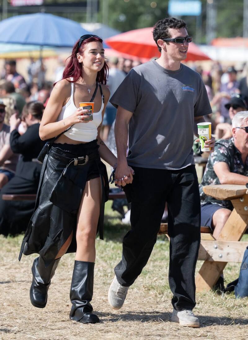 Dua Lipa y Callum Turner. La pareja se dejó ver muy fresca en looks casuales antes de la presentación de la cantante.