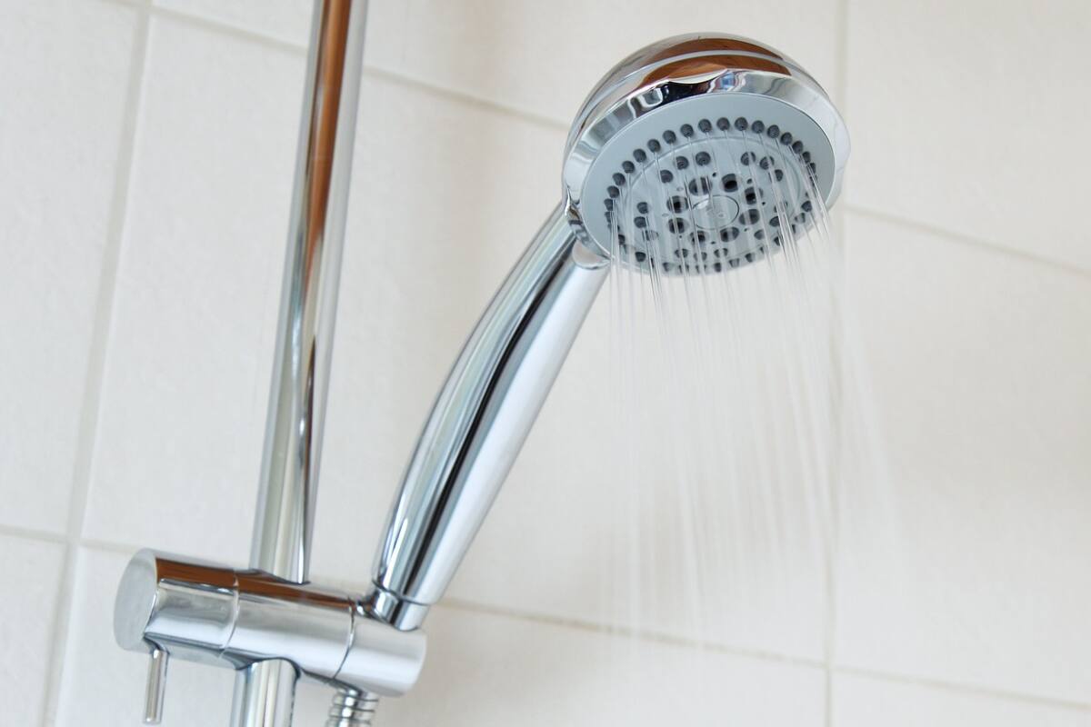 Descubre cual es la forma correcta de limpiar el cabezal de tu ducha.
