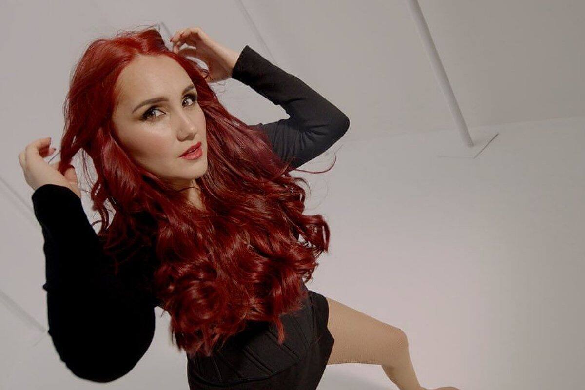 La cantante revivió el look de "Roberta Pardo" de la telenovela "Rebelde".