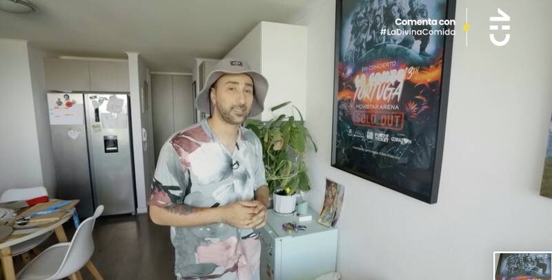 El cantante mostró su departamento de soltero.