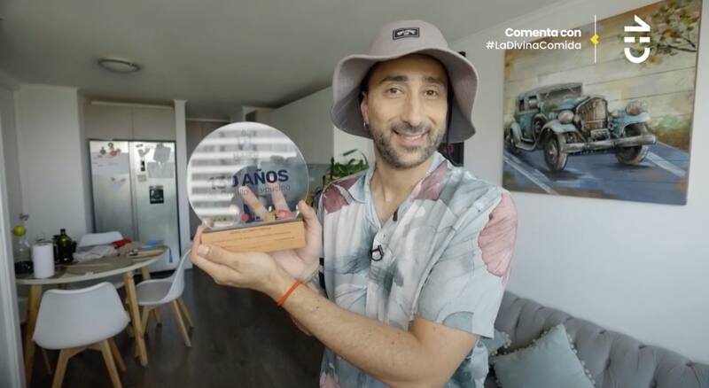 El cantante mostró su departamento de soltero.