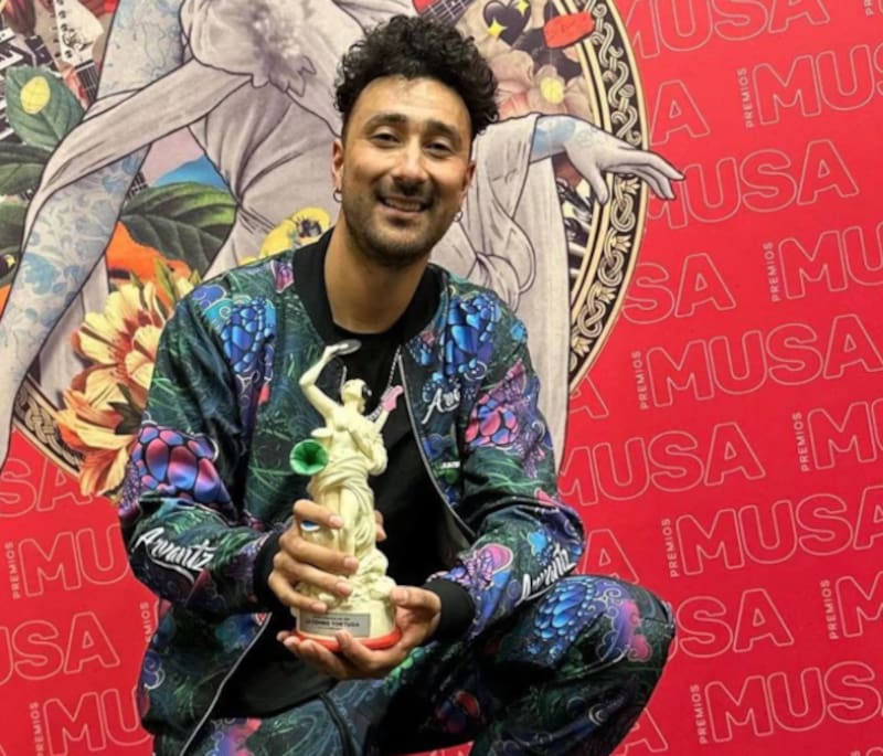 Es un cantante y fundador de La Combo Tortuga.