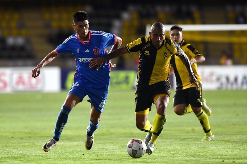 Dylan Glaby fue expulsado ante Deportes Iquique. Foto: Alejandro Pizarro Ubilla/Photosport
