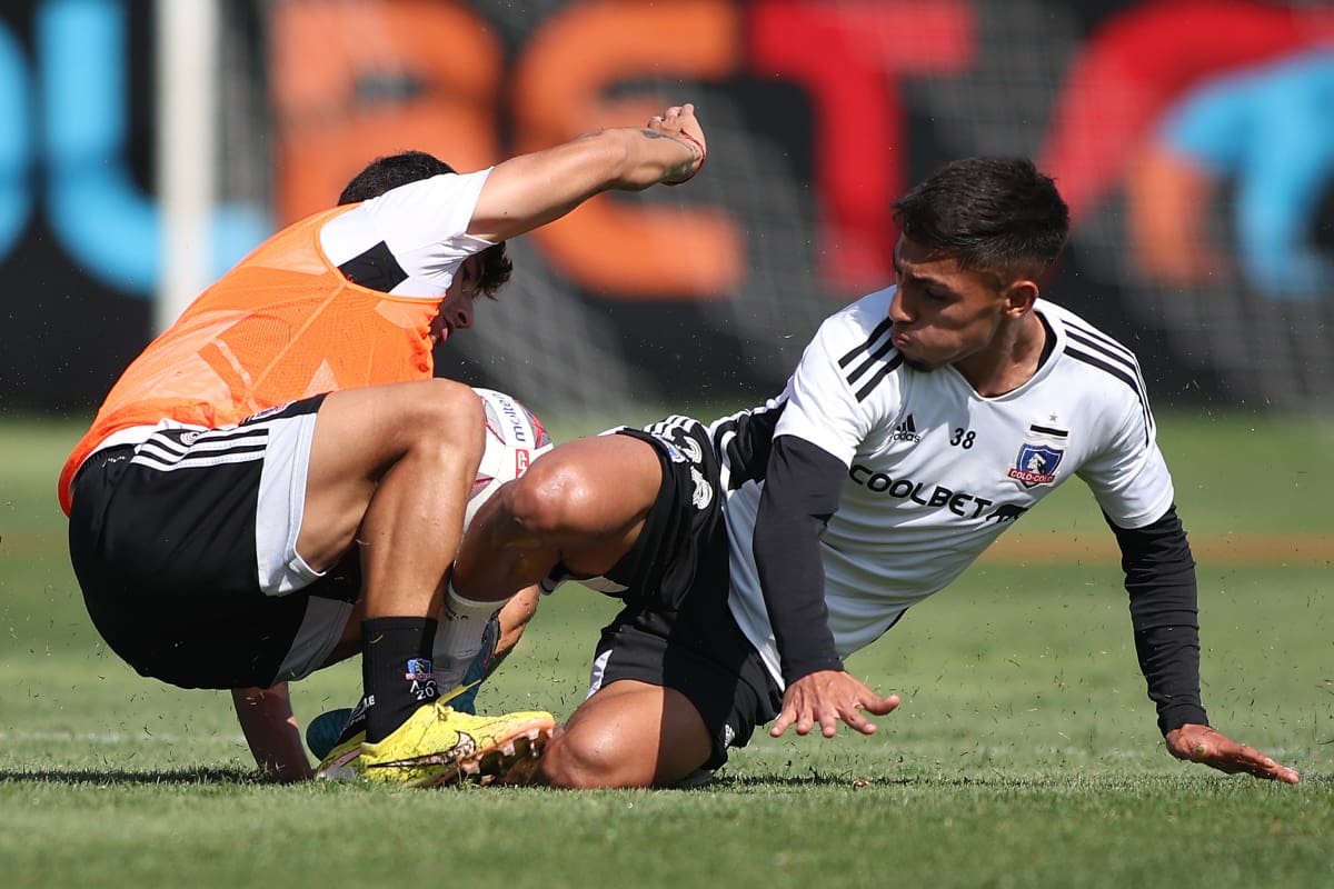Los juveniles de Colo Colo buscan un espacio en las citaciones del entrenador Gustavo Quinteros.