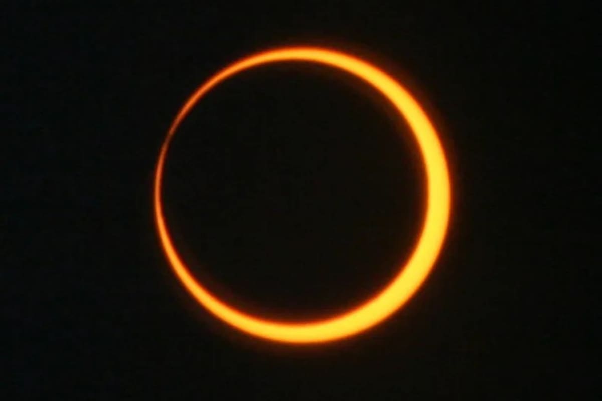 El fenómeno ocurre cuando el Sol, la Luna y la Tierra se alinean, causando un breve periodo de oscuridad sobre nuestro planeta.