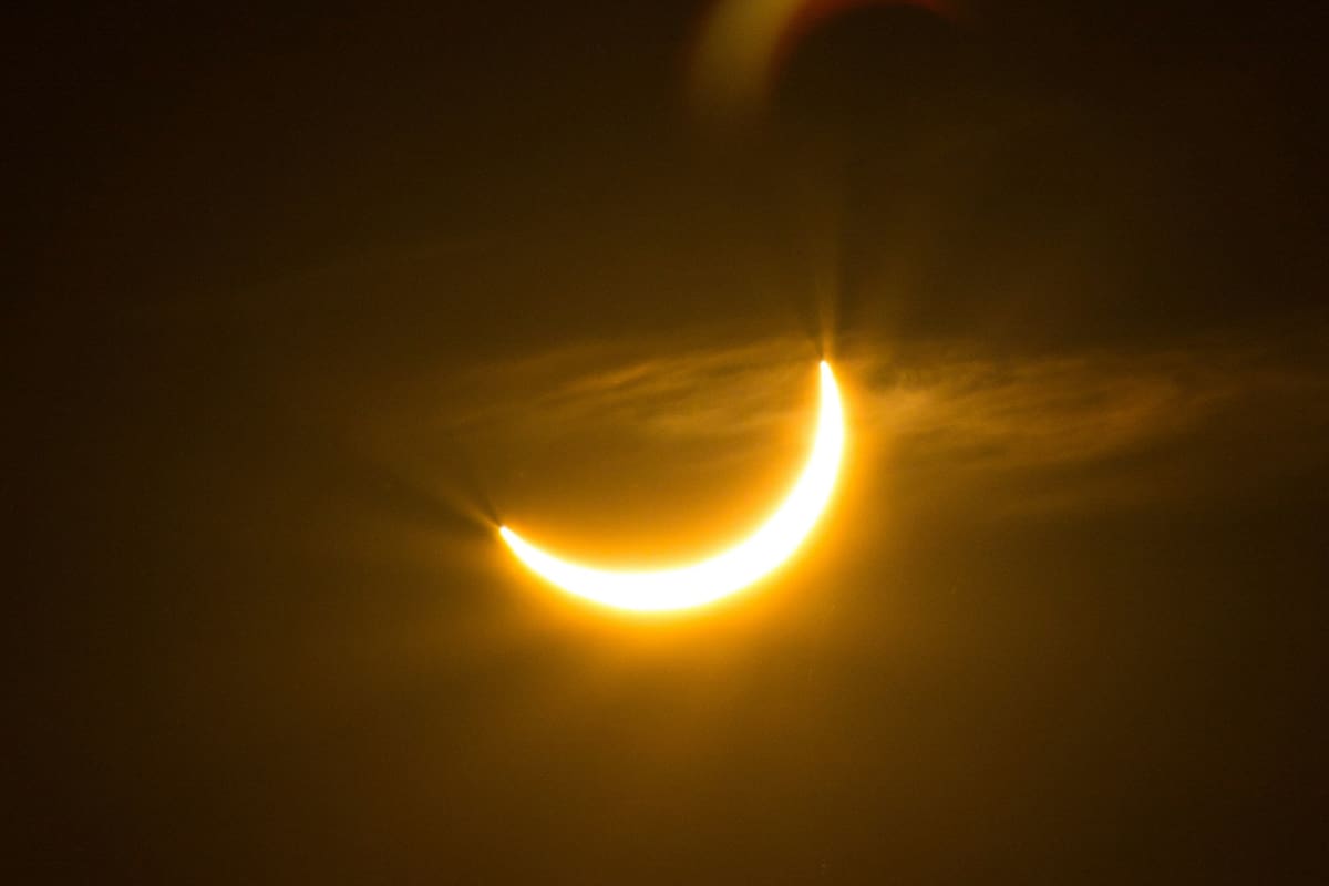 El fenómeno ocurre a causa de una alineación parcial entre el Sol, la Luna y la Tierra.
