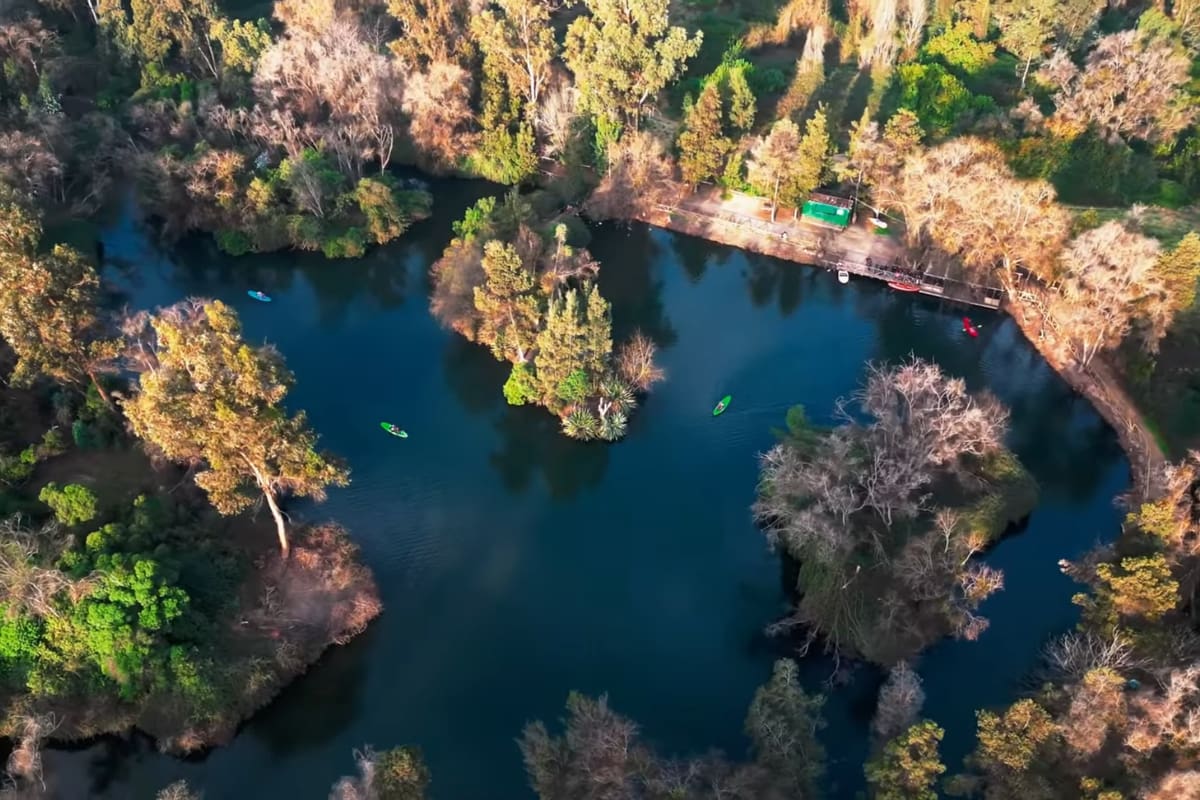El centro turístico también permite acceder a la laguna, donde podrás adentrarte en la naturaleza haciendo kayak. Créditos: Ecoparque Lonquén.