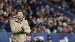 Un Cacique más: la historia de cómo Eder Sarabia, DT del Elche, recibió una camiseta de Colo Colo