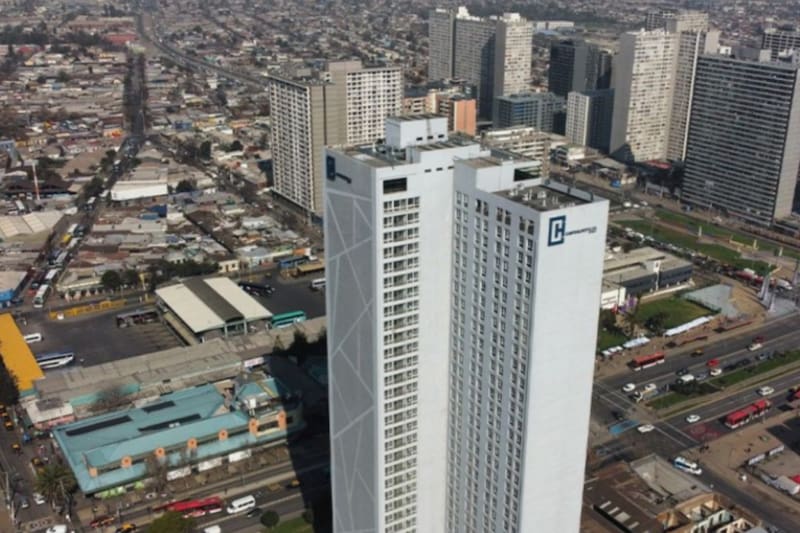 La inmobiliaria acusa trabas administrativas que le han impedido vender las 553 unidades del proyecto, generando millonarias pérdidas.
