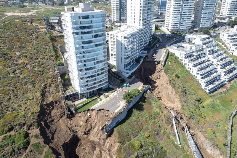 La construcción ubicada en el sector de Reñaca, Viña del Mar, está en riesgo producto de un socavón.