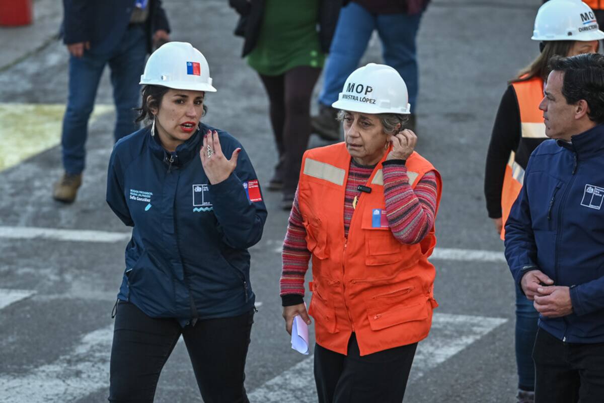 La Ministra de Obras Públicas Jéssica López visitando los trabajos relativos al socavón que afectó al Edificio Kandinsky.
