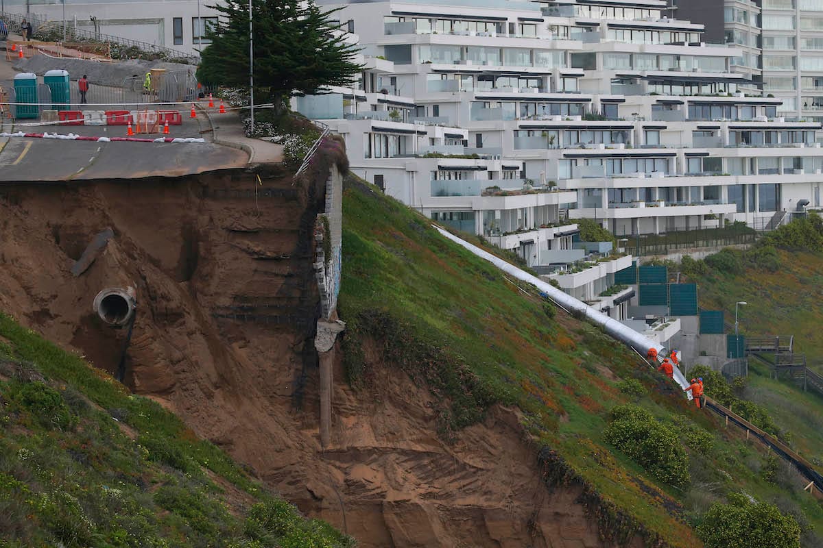 Las fuertes lluvias de la noche de este domingo 10 de septiembre generaron un nuevo socavón en el sector.