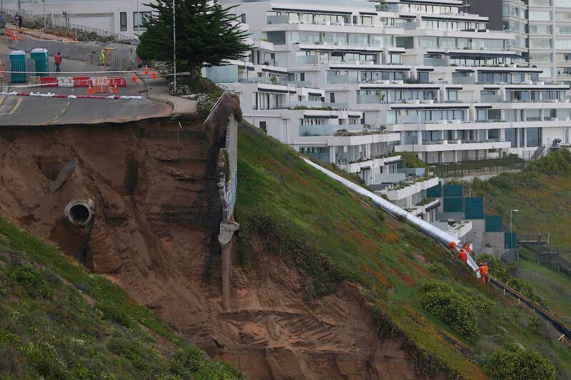 Las fuertes lluvias de la noche de este domingo 10 de septiembre generaron un nuevo socavón en el sector.