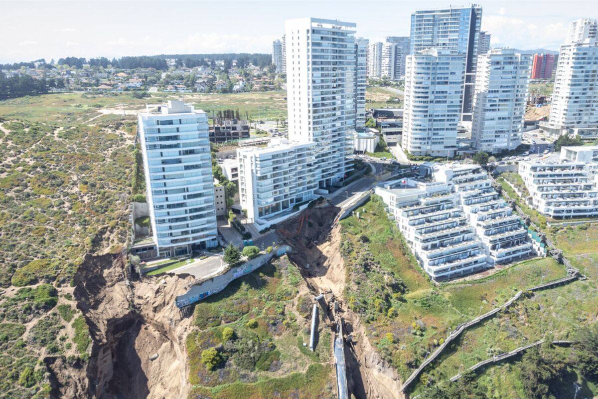 El inmueble sufrió un socavón en octubre de 2023. Créditos: Radio Universidad de Chile.