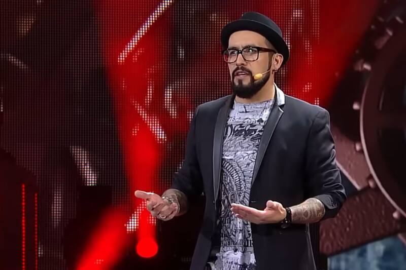 debutó en el Festival de Viña el año 2016 con una rutina que generó aplausos y controversia en el mundo político.