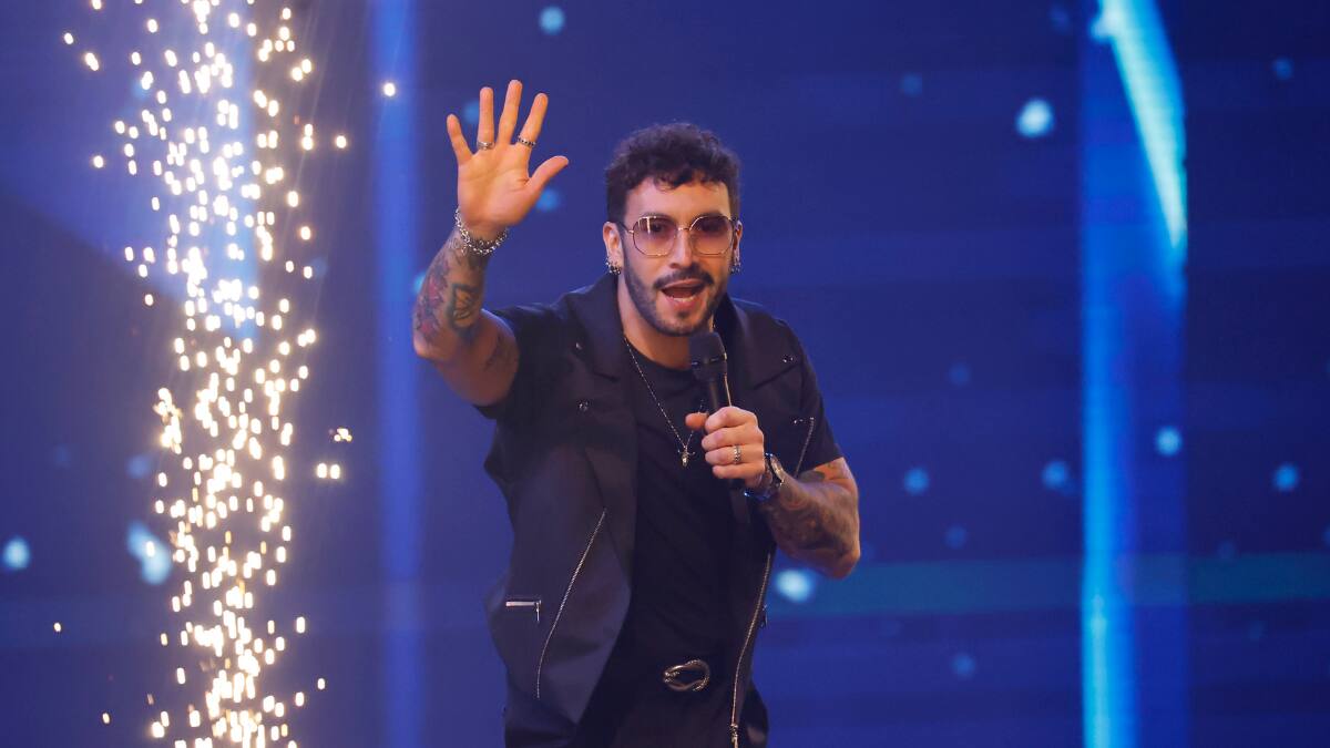 Así fueron los chistes sin filtro de Edo Caroe sobre Sebastián Piñera durante su presentación en el Festival de Viña 2025