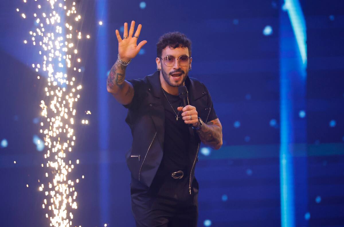 Así fueron los chistes sin filtro de Edo Caroe sobre Sebastián Piñera durante su presentación en el Festival de Viña 2025