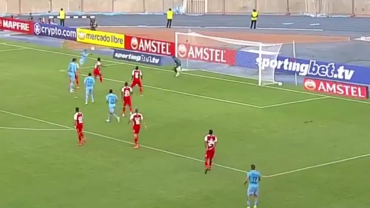 VIDEO | ¡De palomita! Edson Puch marcó un golazo contra Santa Fe por Copa Libertadores