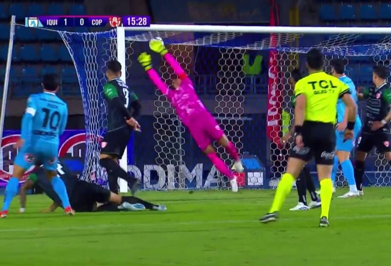 se mandó un tremendo golazo en la victoria sobre Copiapó. Foto: Captura TNT Sports.