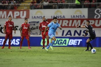 ¿Qué quiso hacer? El insólito penal errado de Edson Puch que se volvió viral en redes sociales