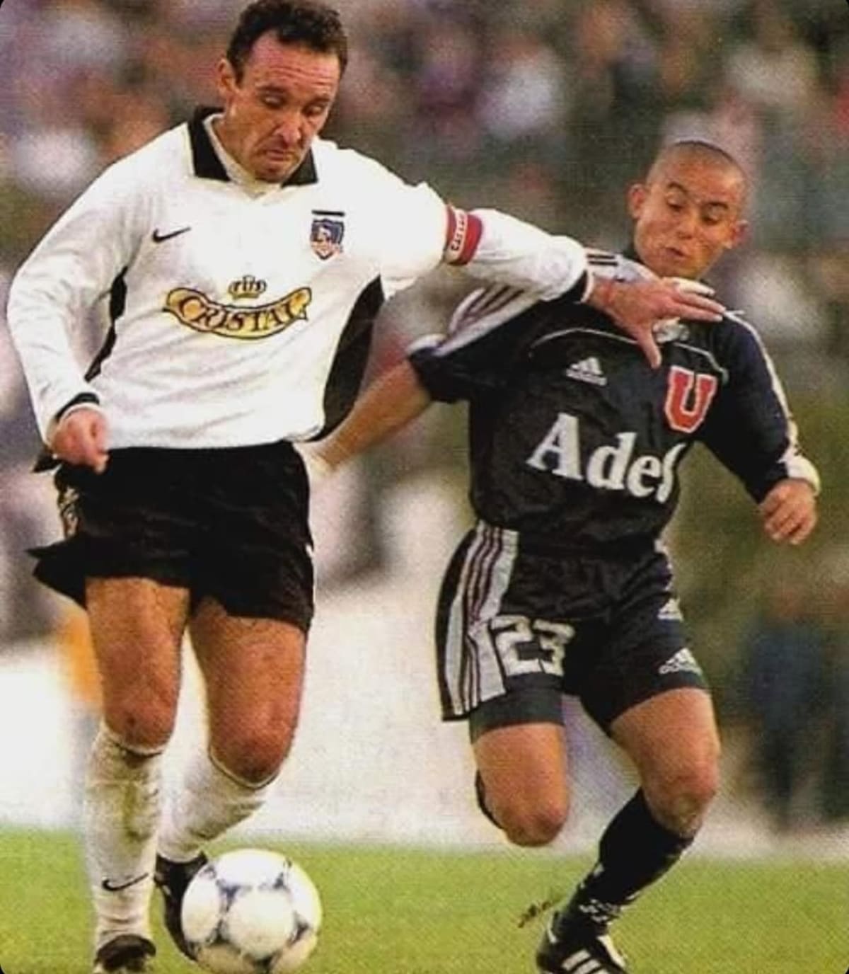 El Pollo marcando a Marcelo Espina en un Superclásico ente la U y Colo-Colo.