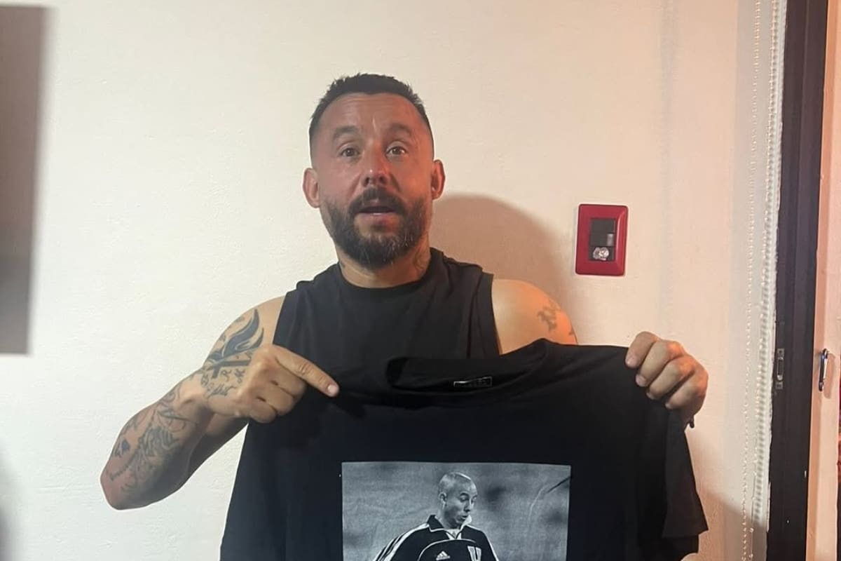 El Pollo con una foto suya en su paso por la U.