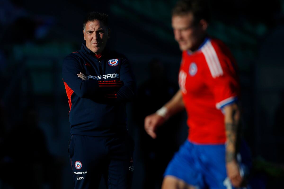 Eduardo Berizzo entregó parte de la nómina local que recibirá a Paraguay. Foto: Aton.