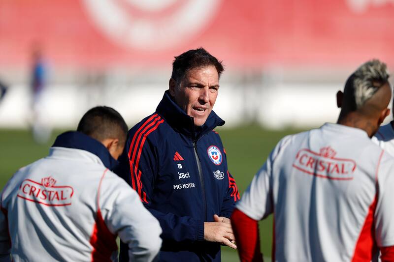 El entrenador de la Selección Chilena conversa con Arturo Vidal durante una práctica en Juan Pinto Durán. Fotos: Comunicaciones/FFCh.