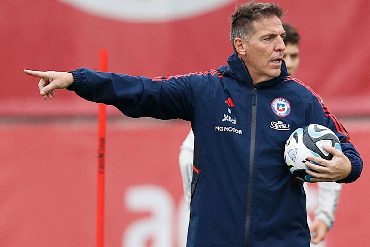 El entrenador de La Roja explicó la nominación de Matías Fernández.