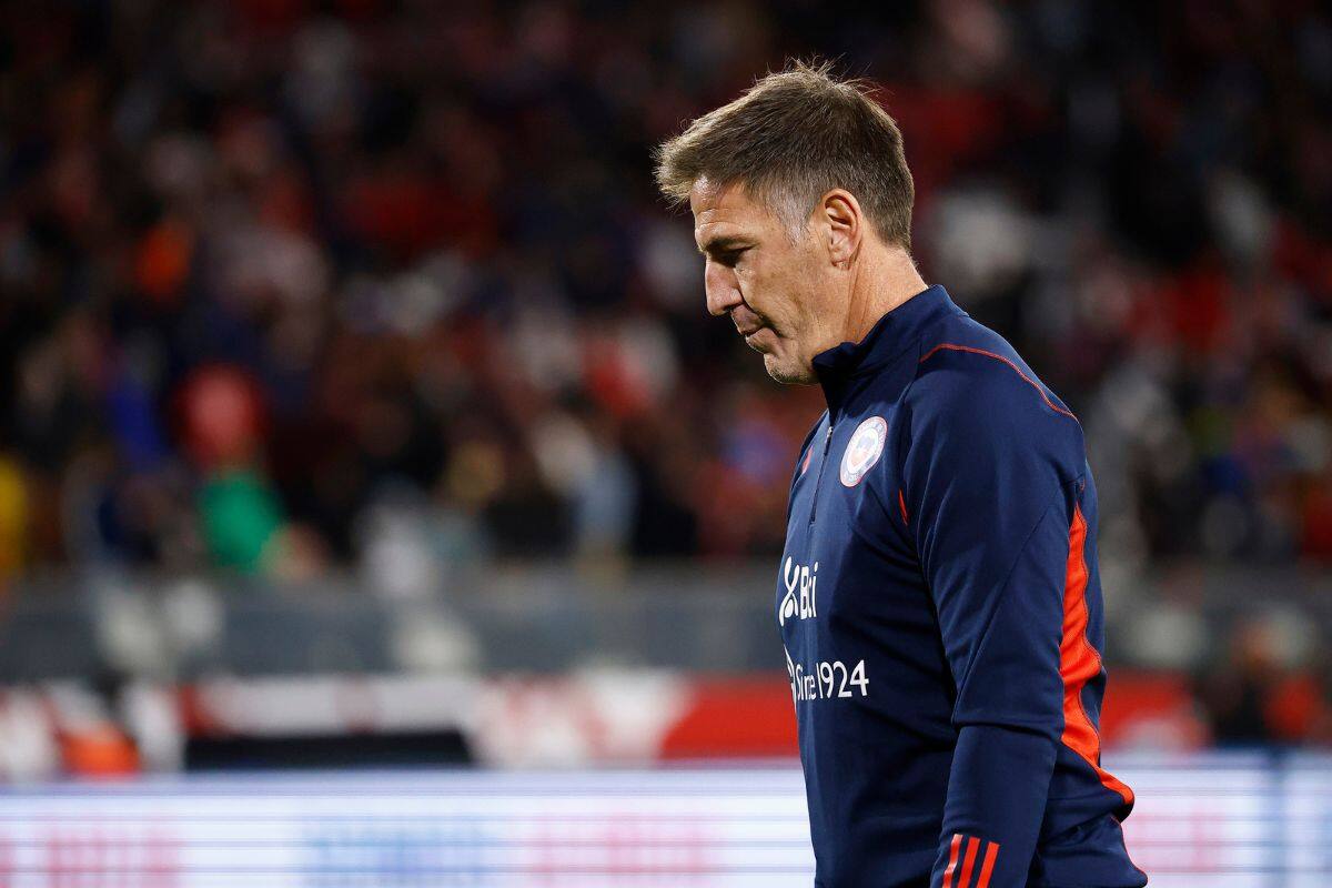 El entrenador argentino en su último partido al frente de La Roja: ante Paraguay, en un magro empate sin goles en el Estadio Monumental. Foto: Agencia Aton.