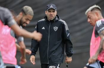 Entrenador de Eduardo Vargas echa pie atrás y pide disculpas: “No era mi intención causar mal ambiente”