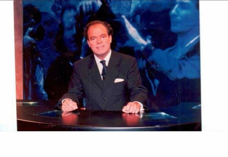 Eduardo Cruz Johnson leyendo noticias en TVN