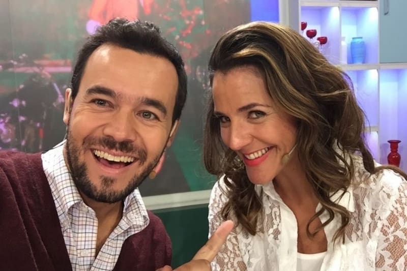 Los periodistan eran los rostros del matinal "Hola Chile"
