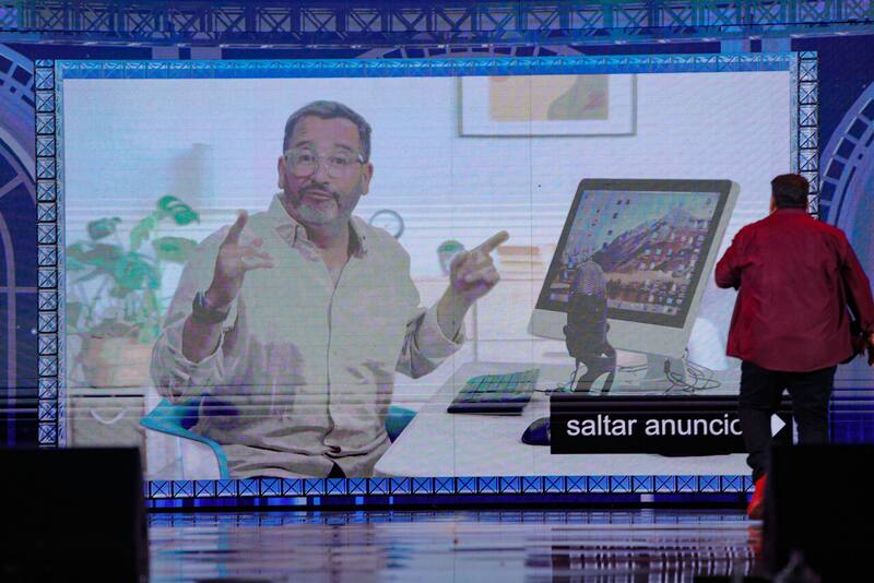 El periodista fue parte del show de Rodrigo Villegas en el escenario de la Quinta Vergara.
Organización Festival de Viña - Agencia Uno.