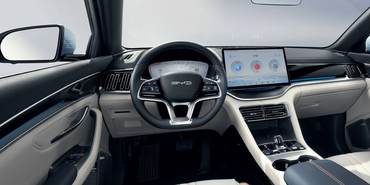 El periodista mostró su camioneta BYD.