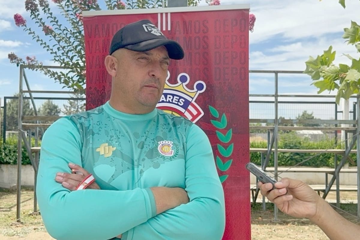 El ex portero comenzó su carrera como entrenador en 2021. Foto: Deportes Linares.