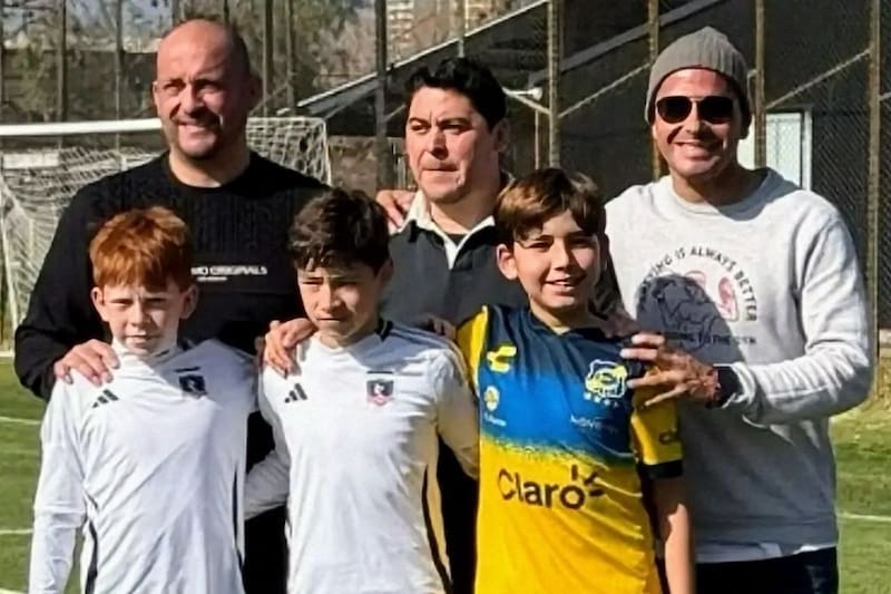 Los campeones con Colo Colo Eduardo Lobos, Manuel Neira y Miguel Riffo junto a sus hijos, quienes actualmente comparten categoría en divisiones inferiores. Foto: Instagram de Miguel Riffo.