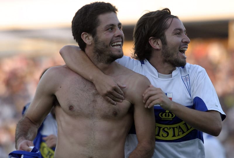 El atacante en su paso por la Universidad Católica. En la foto junto a Francisco Arrué. Foto: Old Photosport.