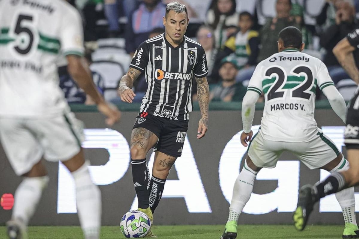 Eduardo Vargas en un partido de Atlético Mineiro durante la temporada 2023.