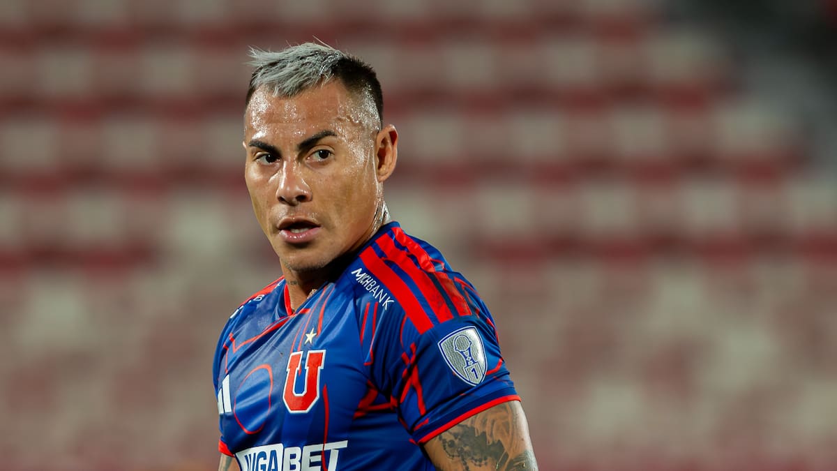 No viajó con sus compañeros: El misterio de Eduardo Vargas en la U previo al Clásico
