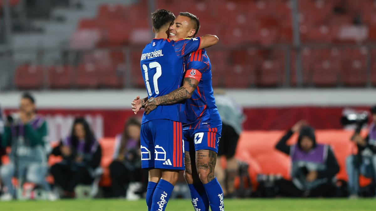 Eduardo Vargas sonríe con Fernando Gago: “Lo que pasó con el entrenador pasado quedó atrás”