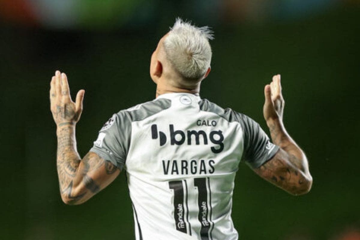 Eduardo Vargas aún no podrá regresar al Atlético Mineiro.